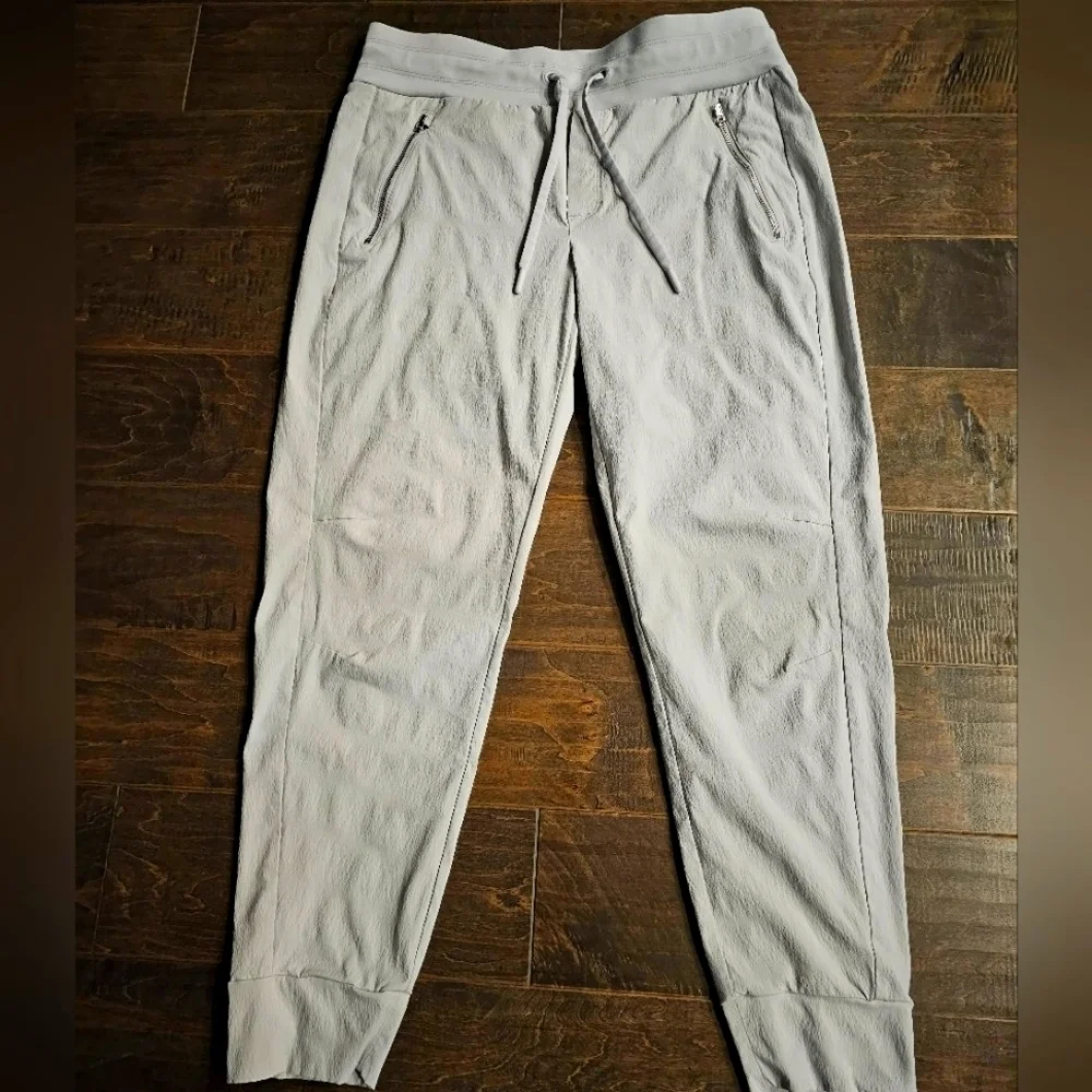 Athleta Women's Light Gray/Silver Waived Pattern Joggers sz 8 (NWOT)